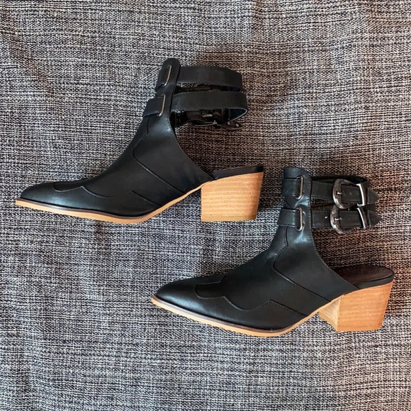 Carlos Santana Shoes - WOMEN’s Carlos Santana ankle booties size 8.5